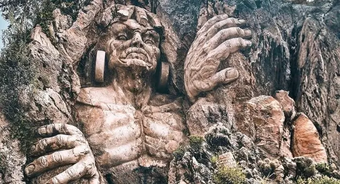 vista de la escultura de piedra en la morada de los dioses