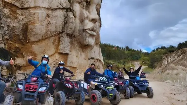 visitantes en cuatrimotos en la morada de los dioses