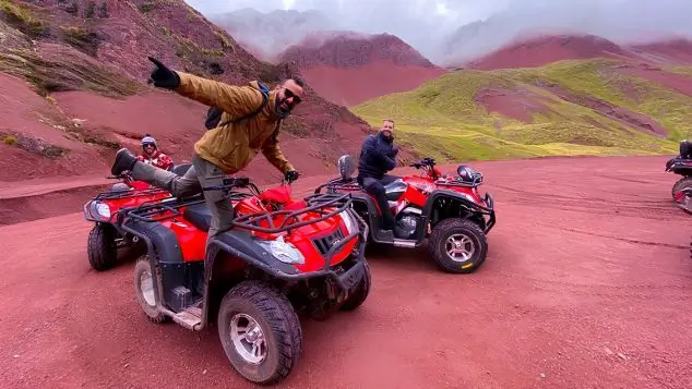 pasajeros en cuatrimotos en el valle rojo