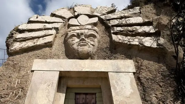 escultura de la puerta del sol en la morada de los dioses