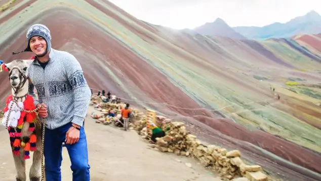 visitantes en la montaña de colores