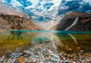 vista de la laguna de aguas cristalinas de Humantay
