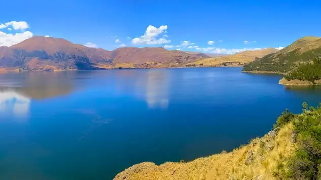vista de la laguna pomacanchi; una de las 4 lagunas por el camino al puente qeswachaka