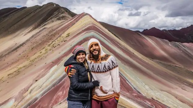 pareja de visitantes en la montaña de colores - vinicunca