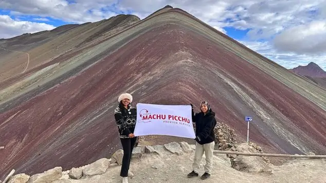 pasajeros de viajes machu picchu en la montaña de colores