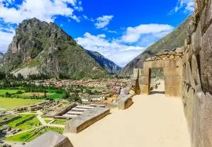 vista de ollantaytambo en el valle sagrado de los incas