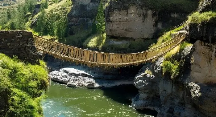 vista del rio apurimac con el puente qeswachaca