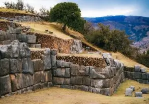 vista de las ruinas incas en sacsayhuaman durante el city tour cusco