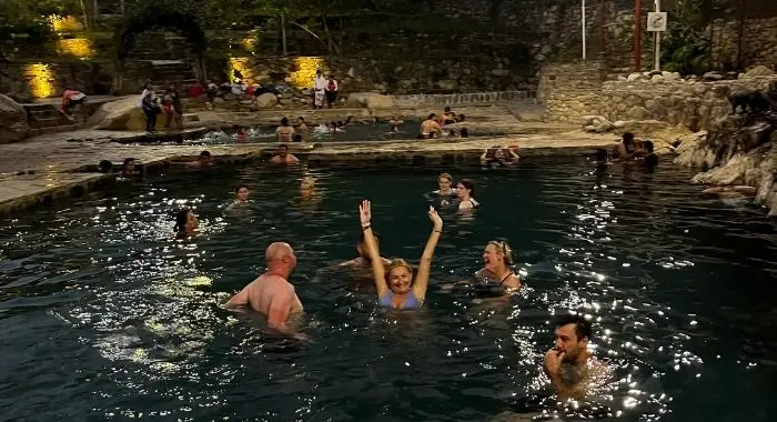 visitantes en las aguas termales de Cocalmayo