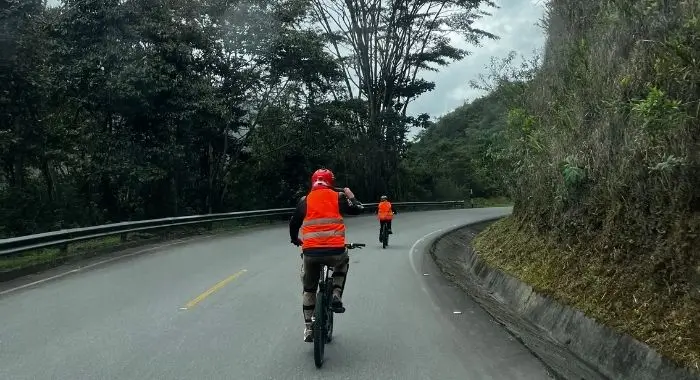 ciclistas en el primer dia del tour inka jungle