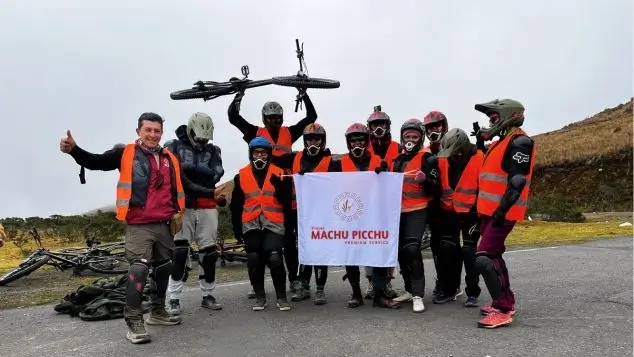 grupo de visitantes antes de inicial el recorrido en bicicletas en el tour inka jungle