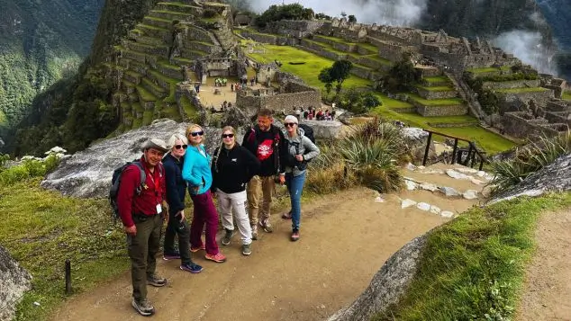 grupo de visitantes en machupicchu en el tour inka jungle 4 días