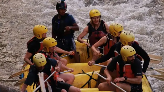 Grupor de visitantes de viajes Machu Picchu en Rafting en el rio Vilcanota