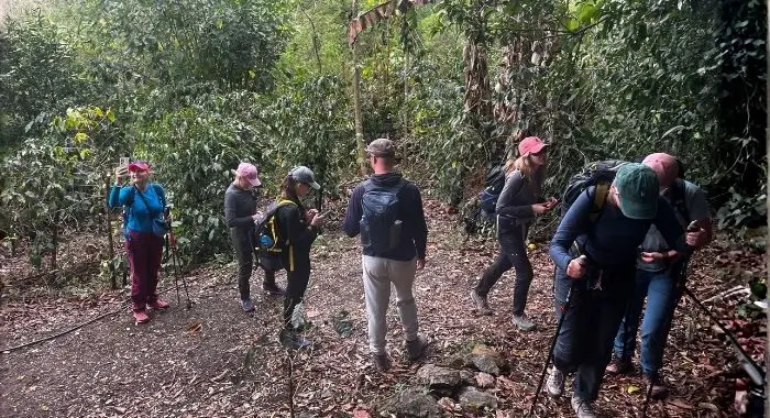caminata por el camino inca antes de llagar a machu picchu pueblo