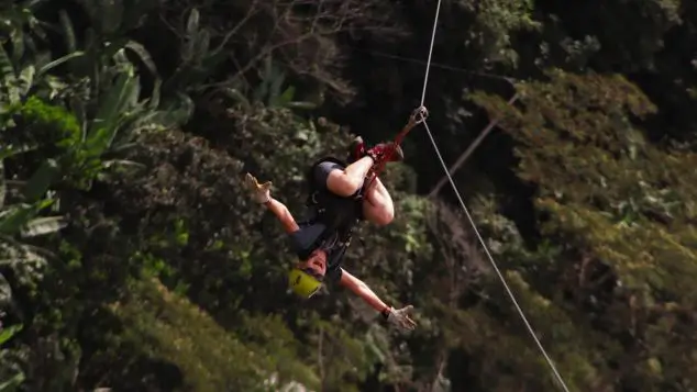 visitante participando de zipline en el 3er día del tour inka jungle