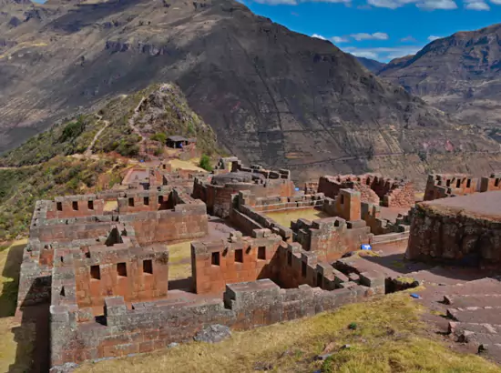 Ruinas de Pisac con terrazas agrícolas, un impresionante sitio arqueológico inca en el Valle Sagrado