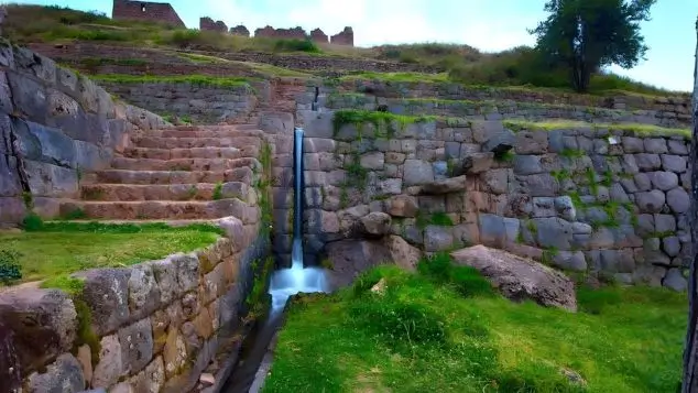 acueductos en el complejo arqueológico de tipón
