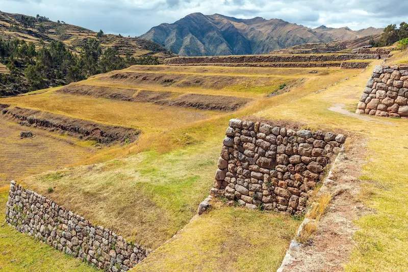 Vista de Chinchero, un pueblo andino tradicional conocido por sus tejidos y ruinas