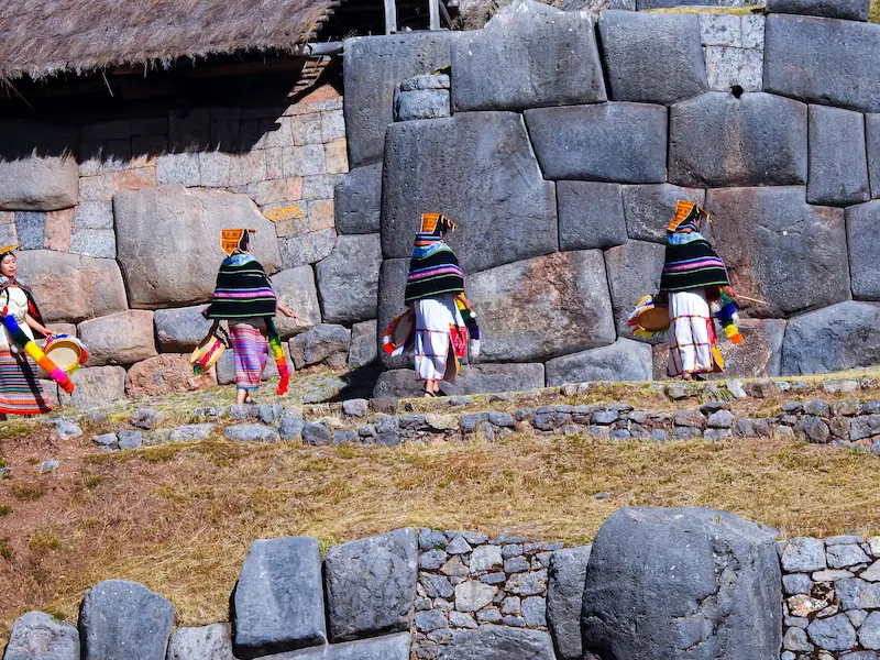 Bailarines andinos tradicionales en el festival Inti Raymi en Cusco