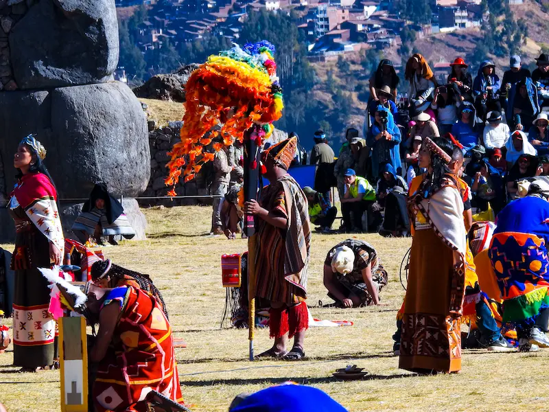 Sacerdote inca haciendo una ofrenda durante la celebración del Inti Raymi