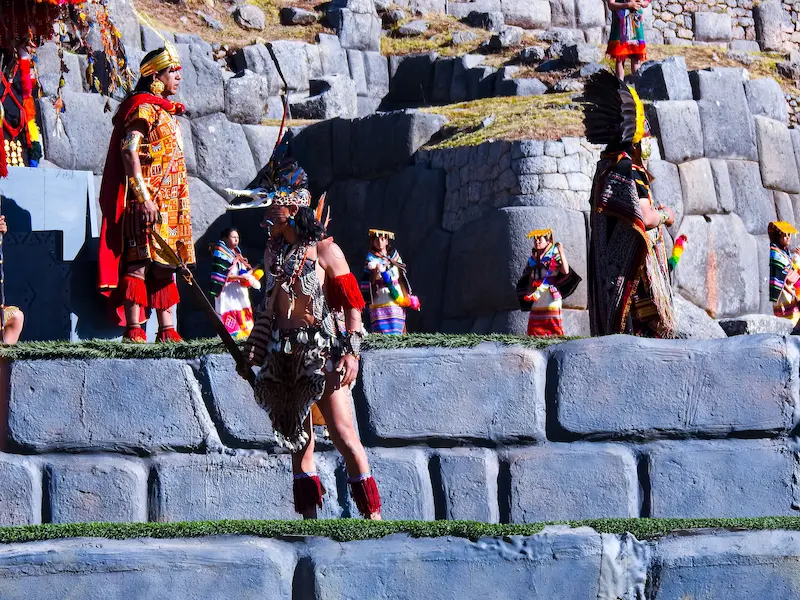 Desfile colorido de nobles y guerreros incas en el Inti Raymi en Cusco