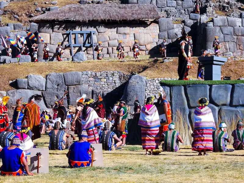Intérpretes quechuas con vestimenta tradicional celebrando el Inti Raymi