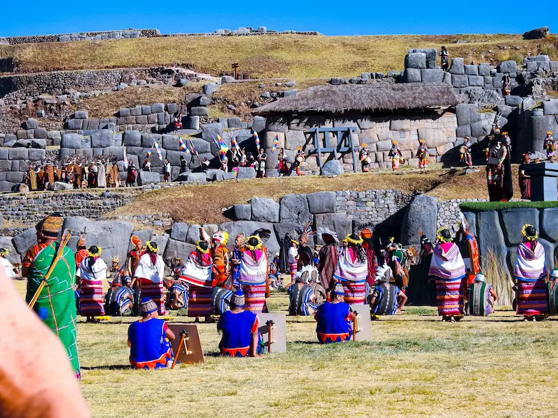Gran escenario montado para el festival Inti Raymi en Sacsayhuamán