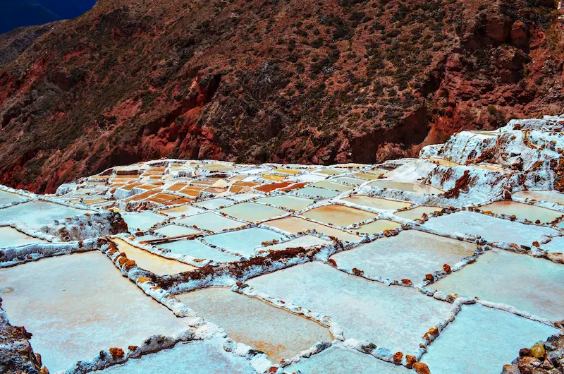 Vista aérea de las salineras de Maras, un sitio histórico en el Valle Sagrado, Perú