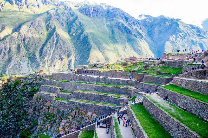 Ruinas de Ollantaytambo, un sitio inca bien conservado con terrazas y templos de piedra