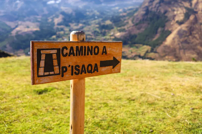 Ruinas de Pisac con terrazas agrícolas, un impresionante sitio arqueológico inca en el Valle Sagrado