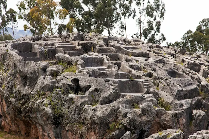 Sitio ceremonial de Qenqo con estructuras talladas en piedra