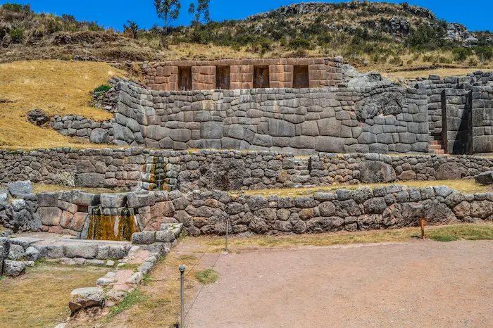 Fuentes de piedra de Tambomachay con agua fluyendo
